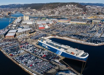 Ny rekord ved Drammen havn, – Flommer over av nye biler