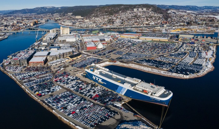 Ny rekord ved Drammen havn, – Flommer over av nye biler
