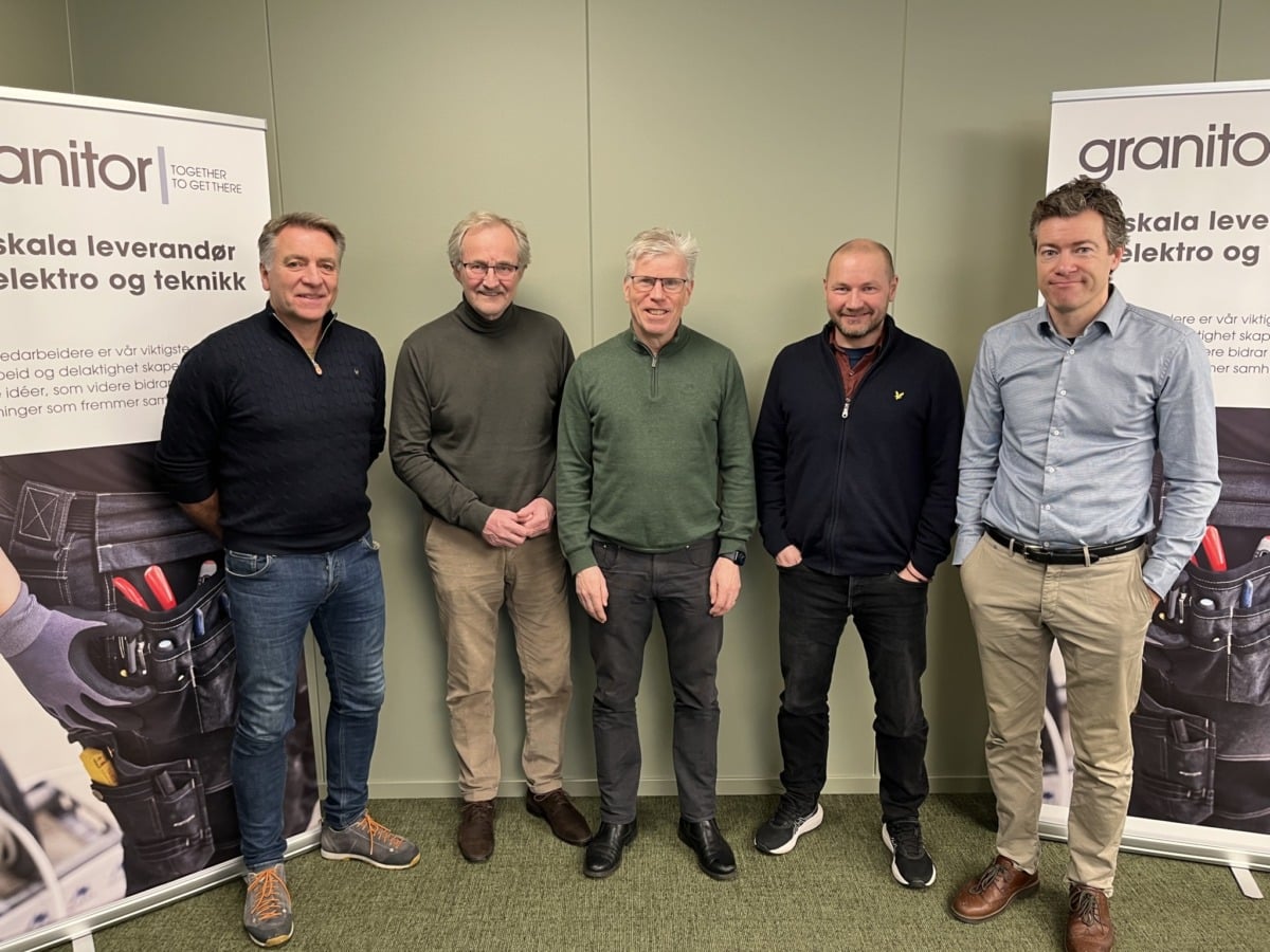 Her er signeringen av avtalen nettopp gjennomført. Fra venstre: Arve Syvertsen (divisjonssjef Granitor Electro), Terje Iversen (daglig leder Powertech Engineering), Björn Wigström (CEO Granitor Contracting), Sven Pedersen (daglig leder Duotech), Tor-Egil Låg Kleiv (styreleder Duotech)